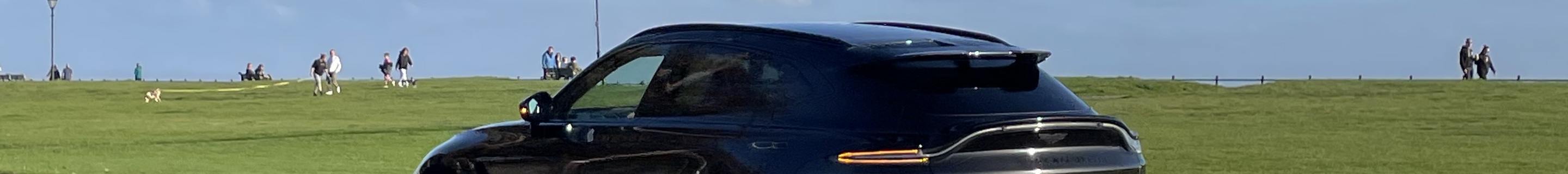 Aston Martin DBX707