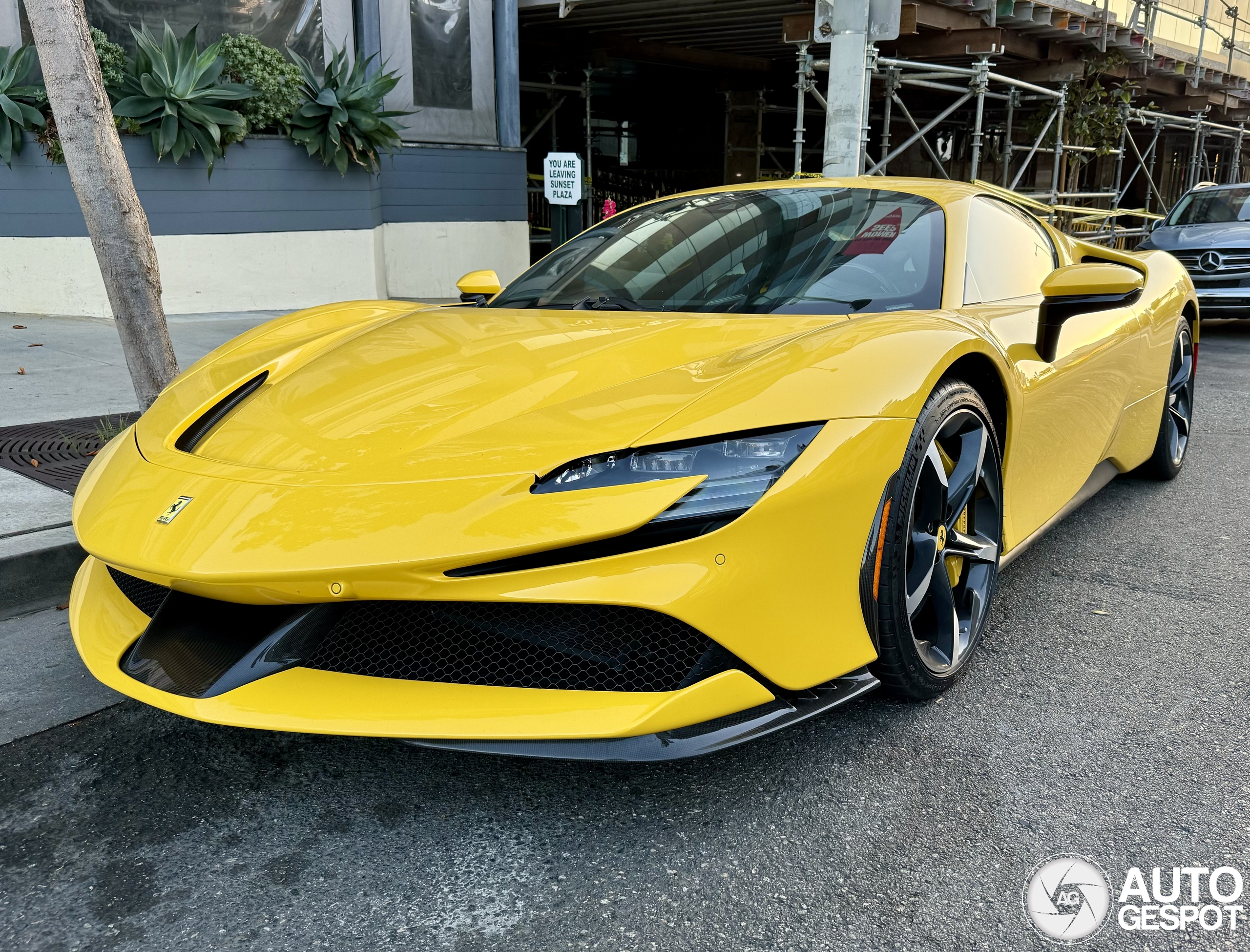 Ferrari イエロー A few days ago, a very crazy spot was uploaded on our website: a