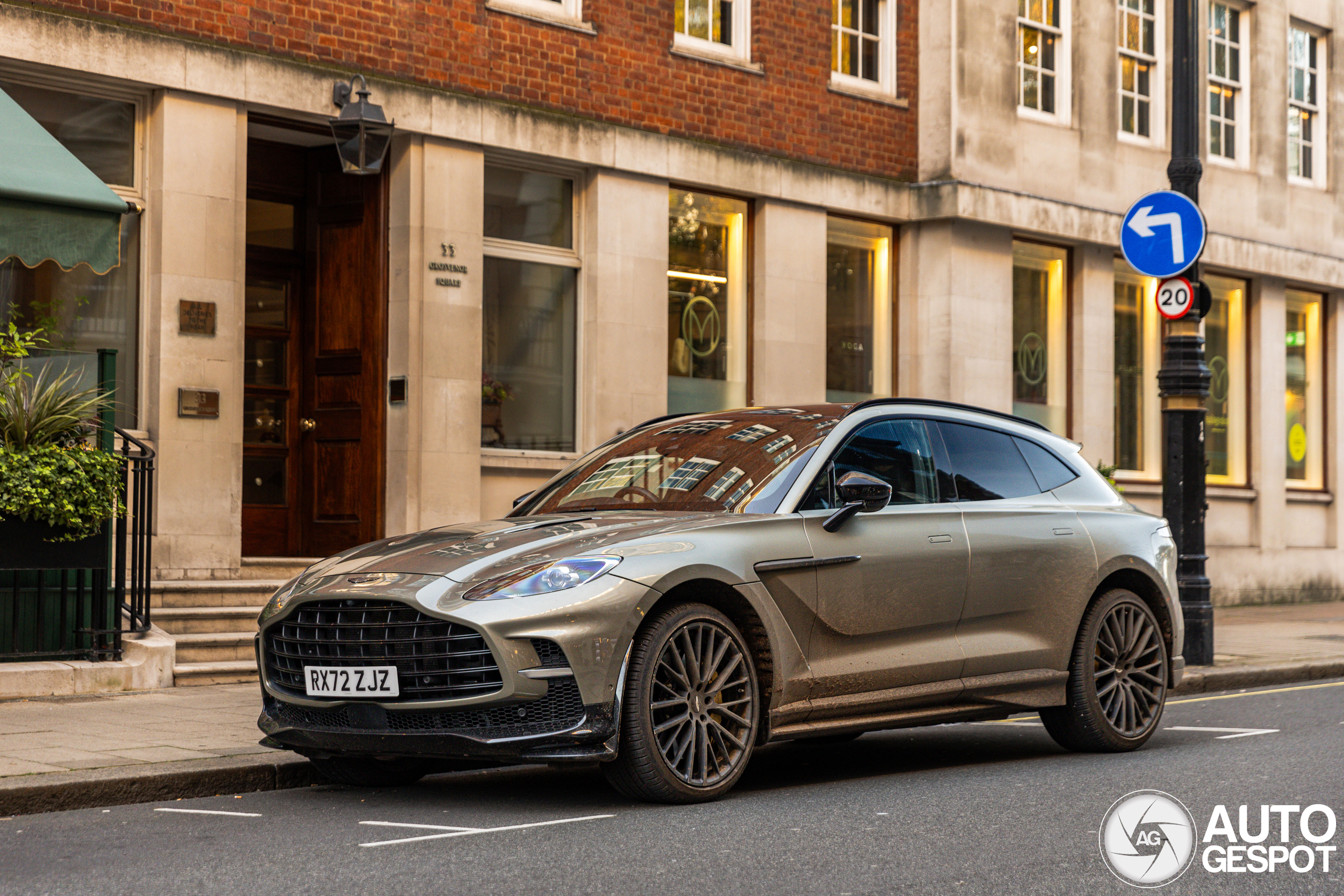aston-martin-dbx707-e0426-
