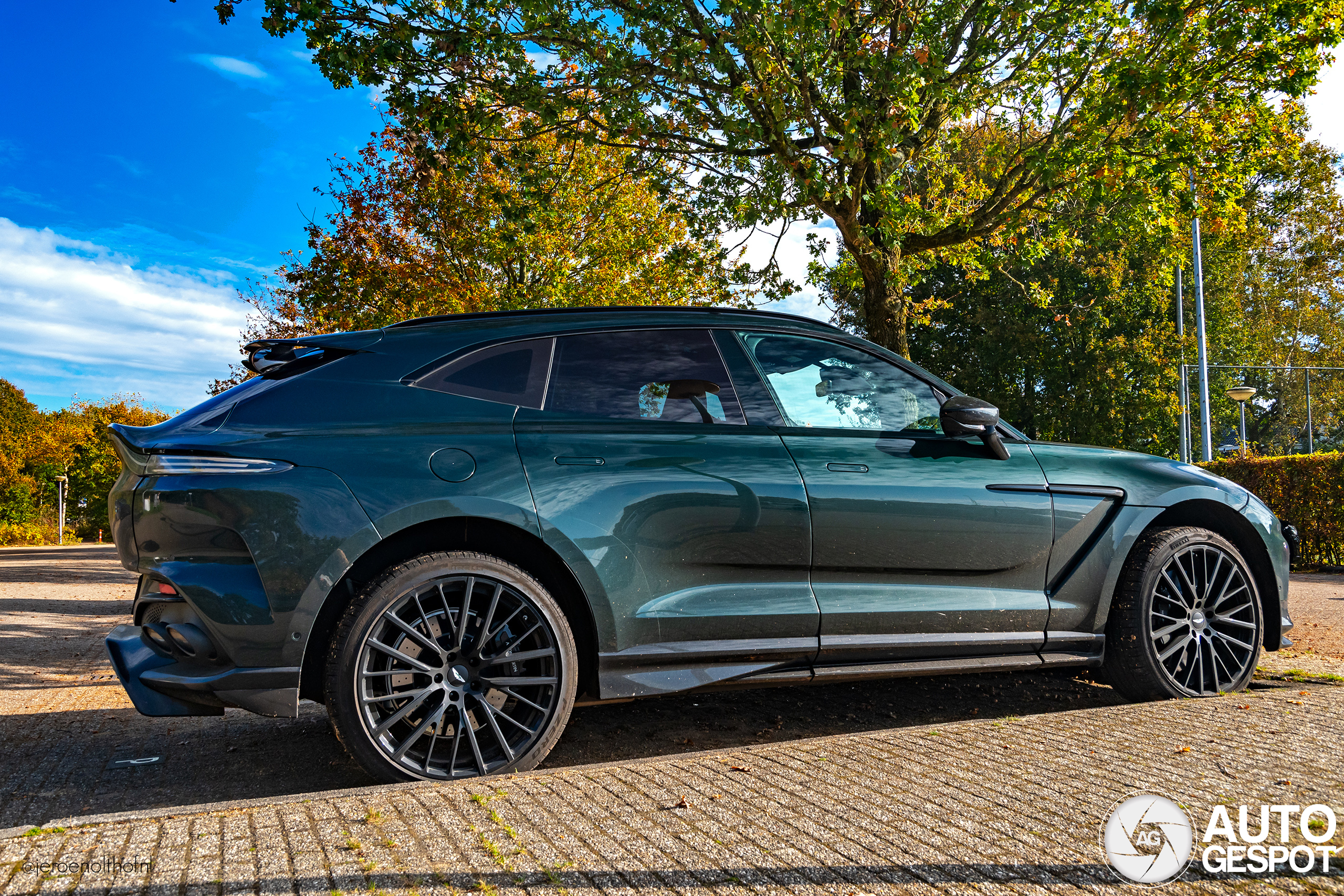 Aston Martin DBX707