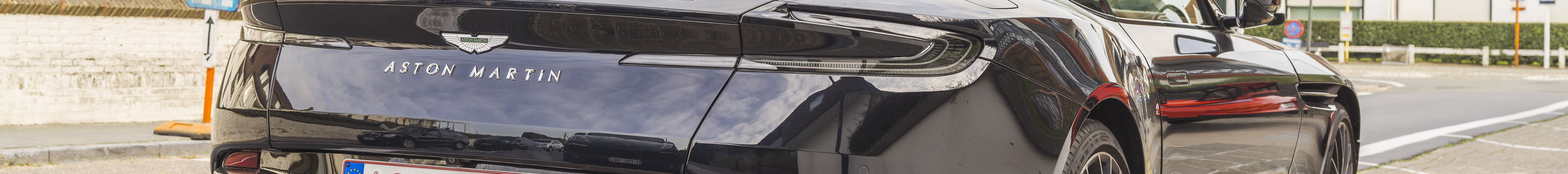 Aston Martin DB11 V8 Volante