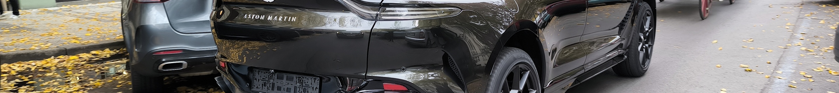 Aston Martin DBX707