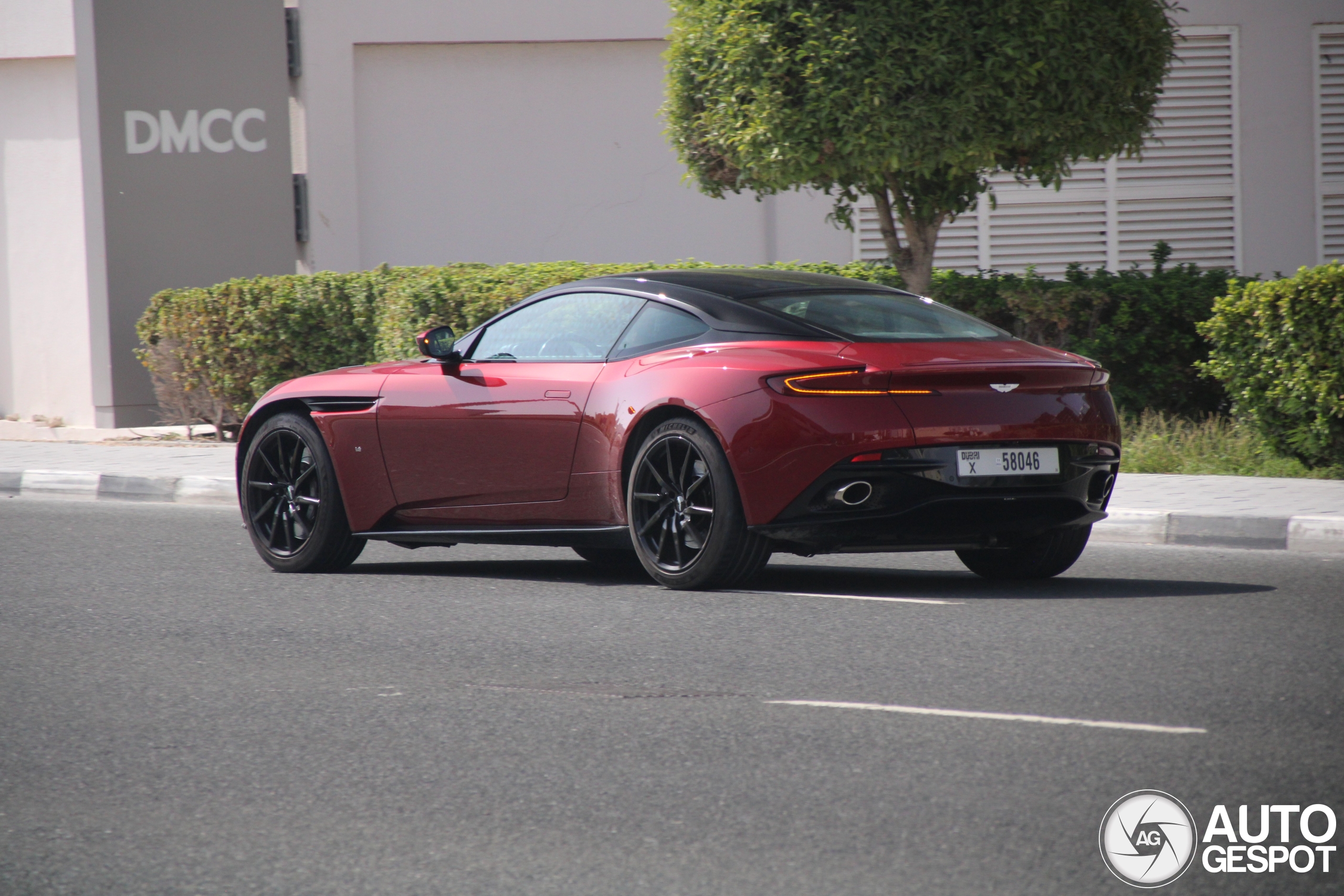 Aston Martin DB11 V8