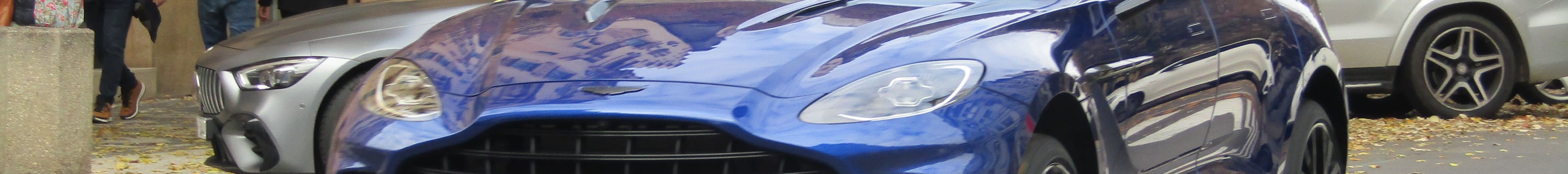Aston Martin DBX707