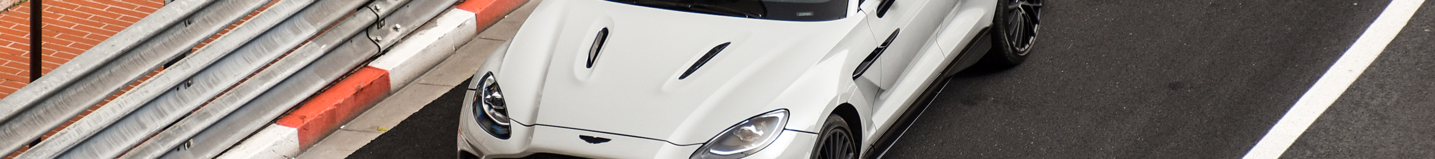 Aston Martin DBX707