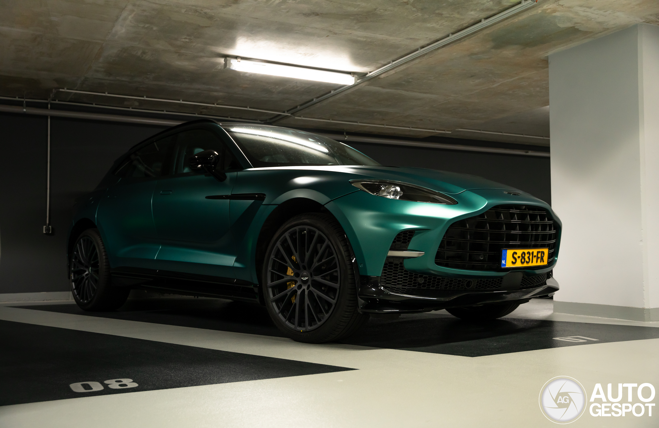 Aston Martin DBX707