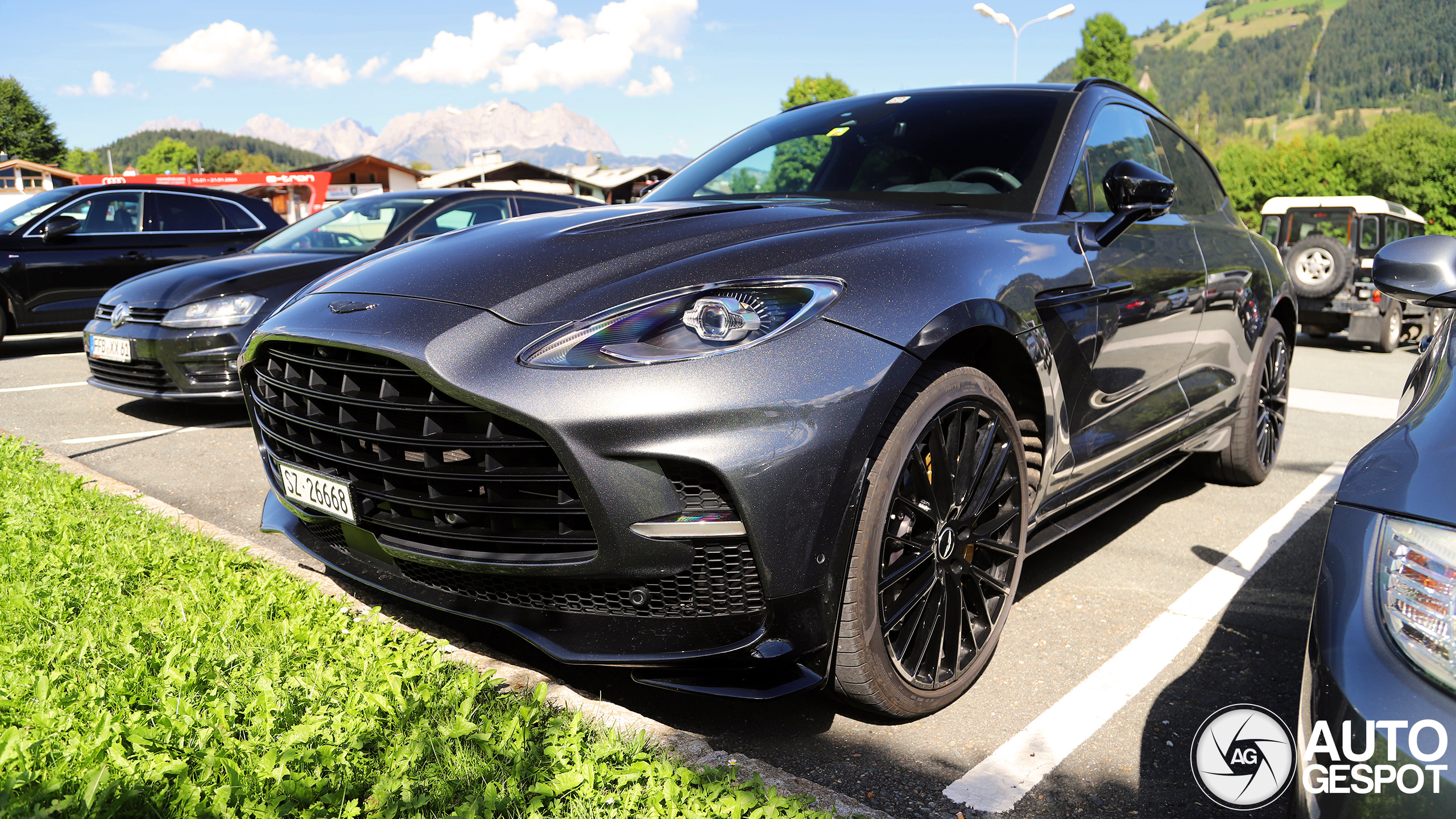 Aston Martin DBX707