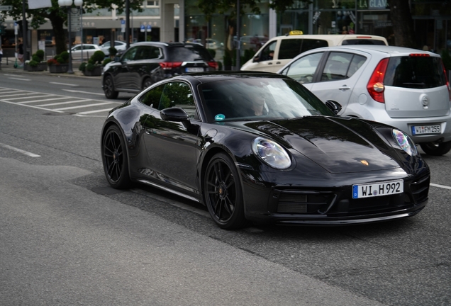 Porsche 992 Carrera 4 GTS
