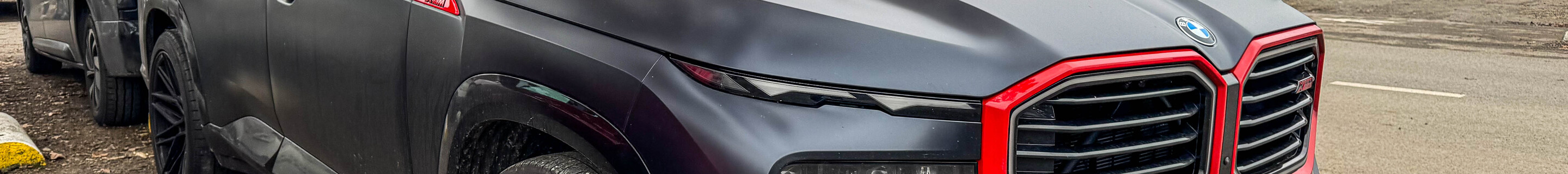 BMW XM G09 Label Red