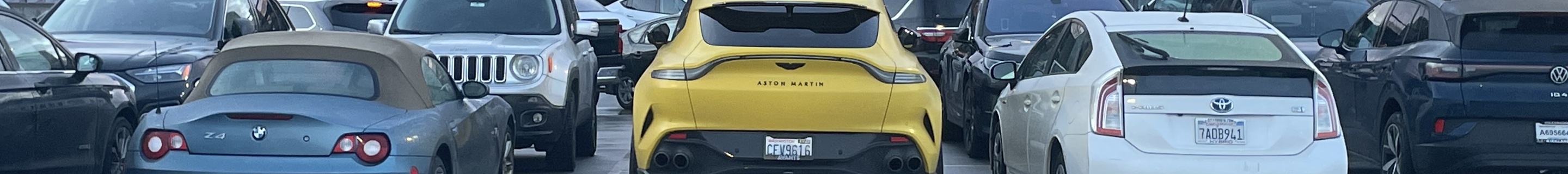 Aston Martin DBX707