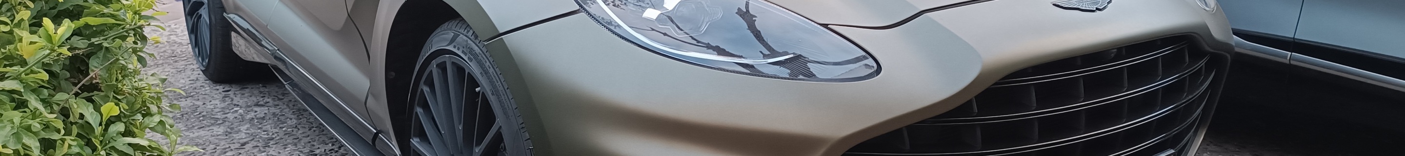 Aston Martin DBX707