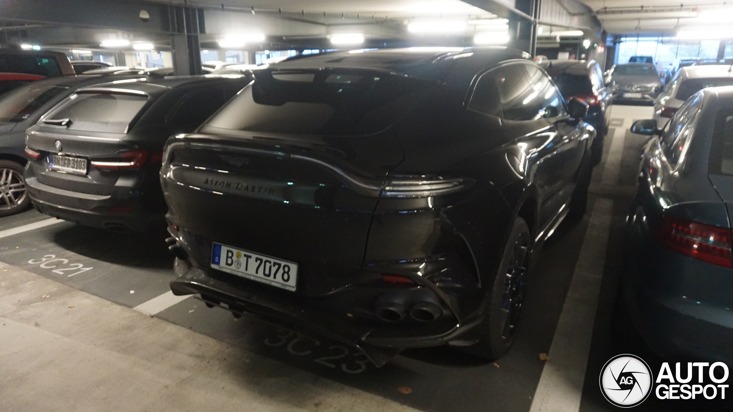 Aston Martin DBX707