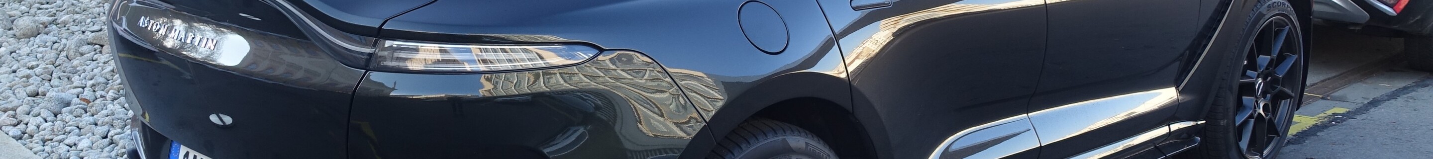Aston Martin DBX707