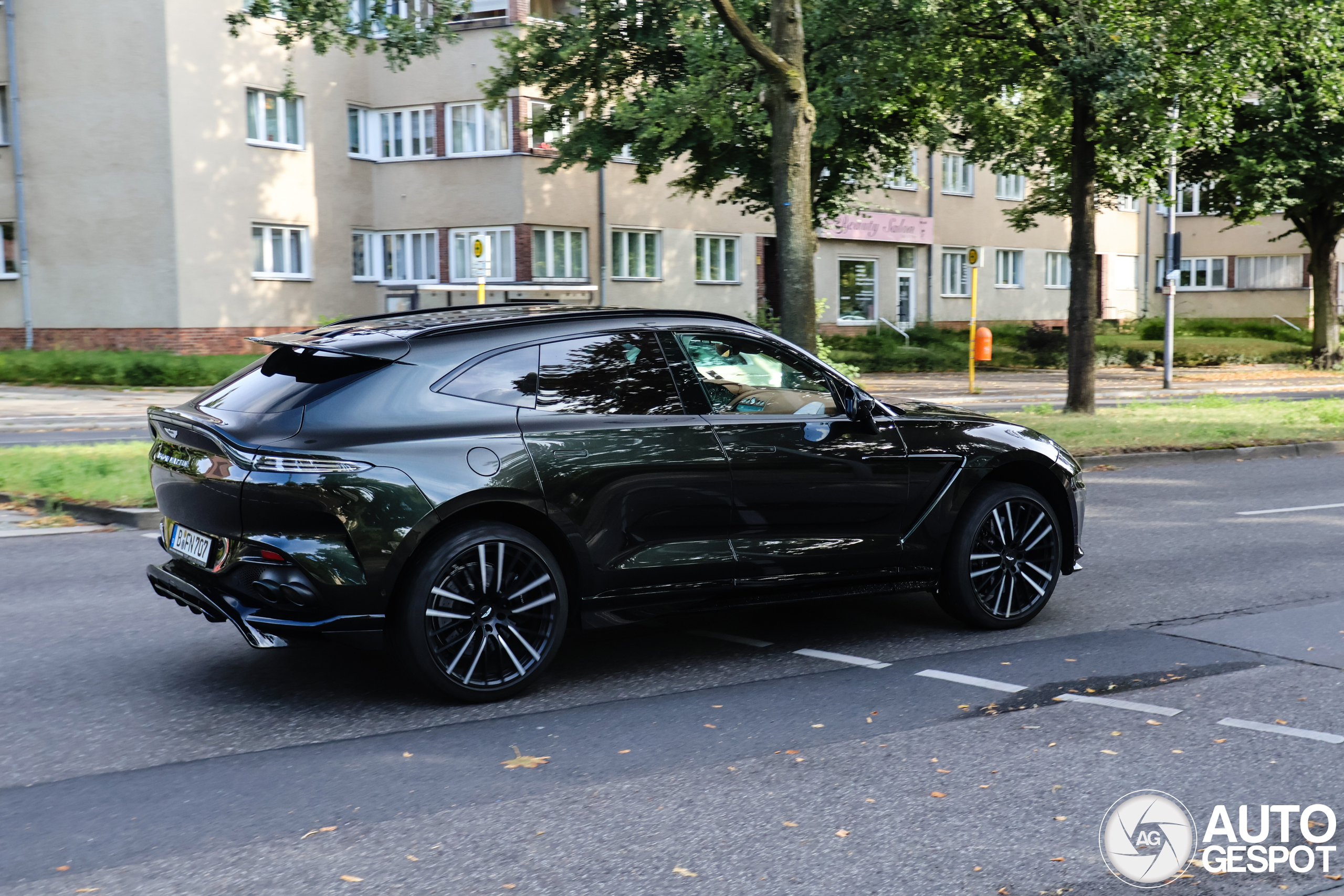 Aston Martin DBX707