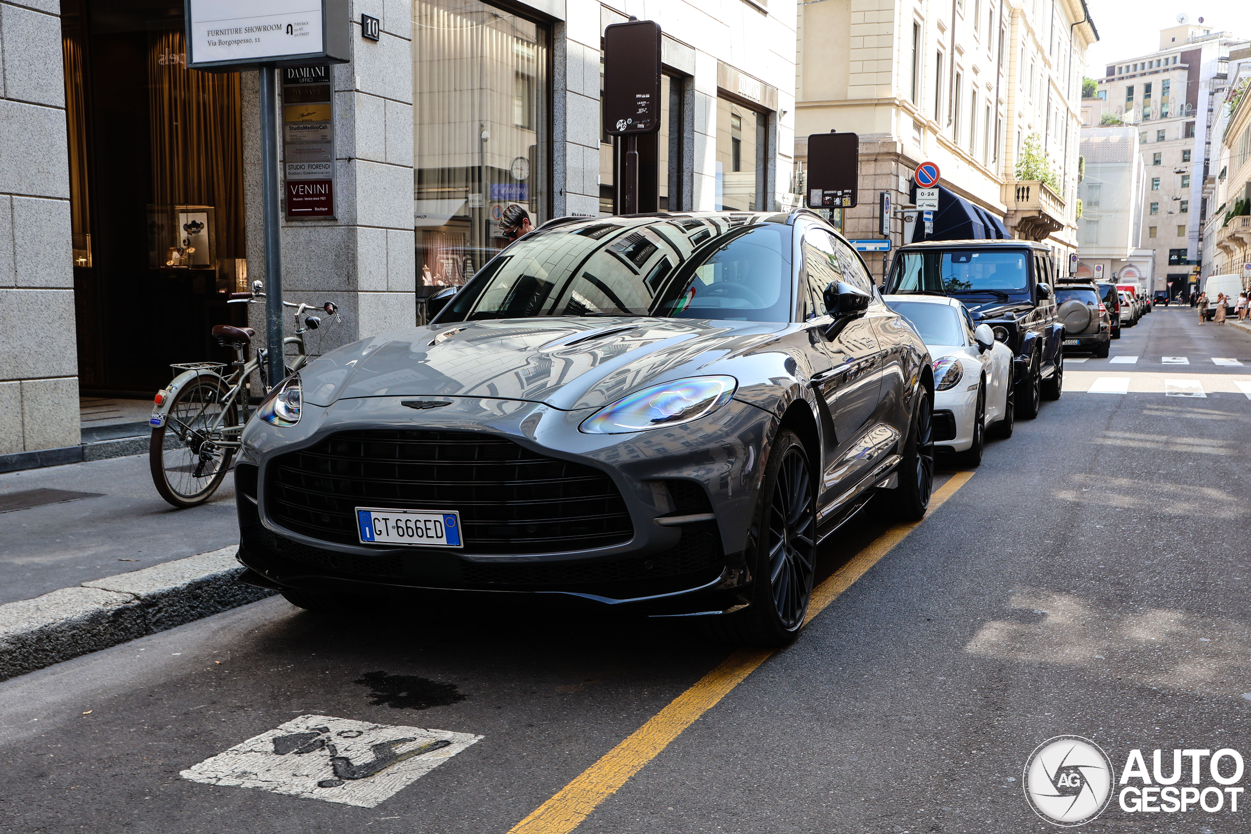 Aston Martin DBX707