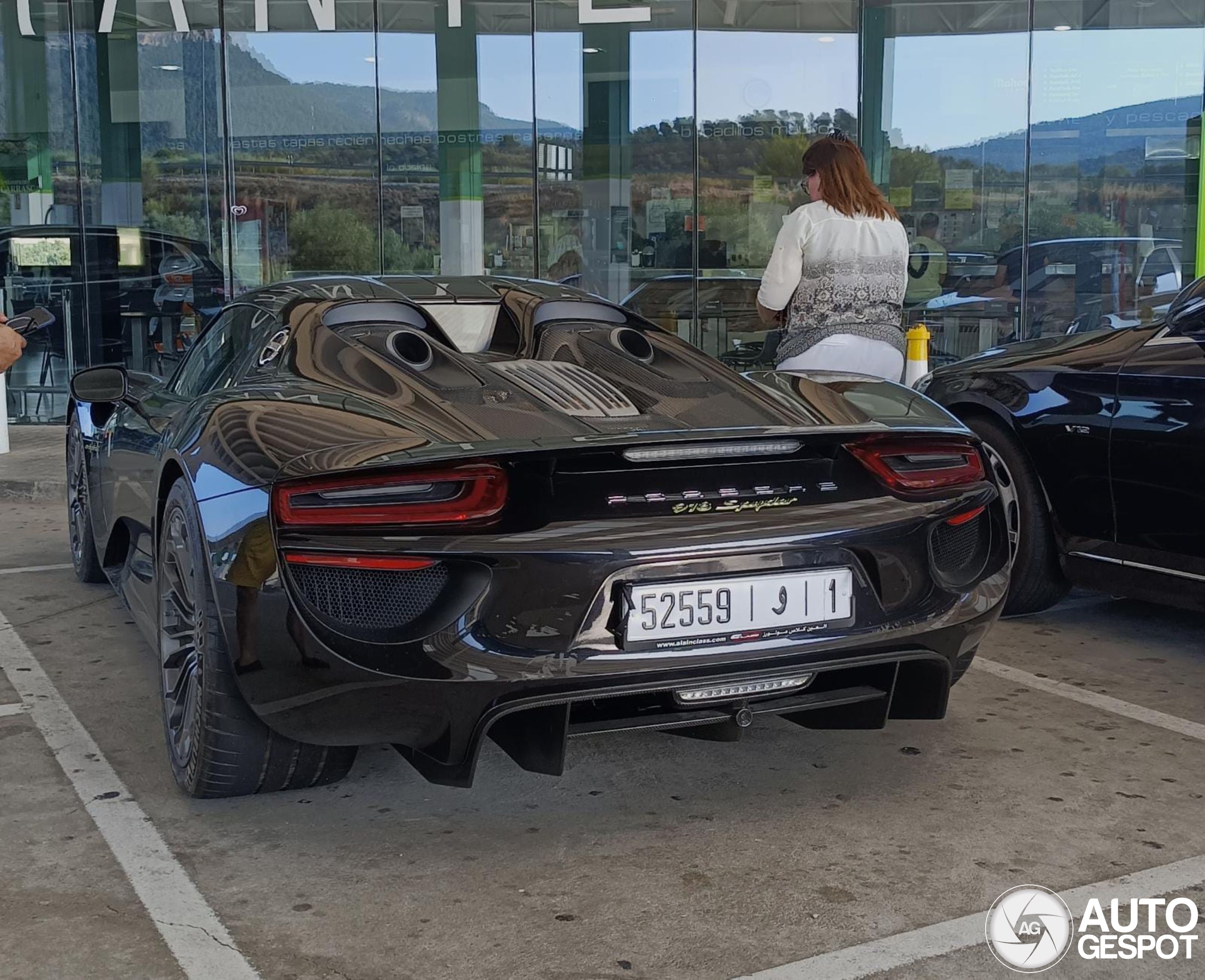 Porsche 918 uit Marokko gespot bij de pomp