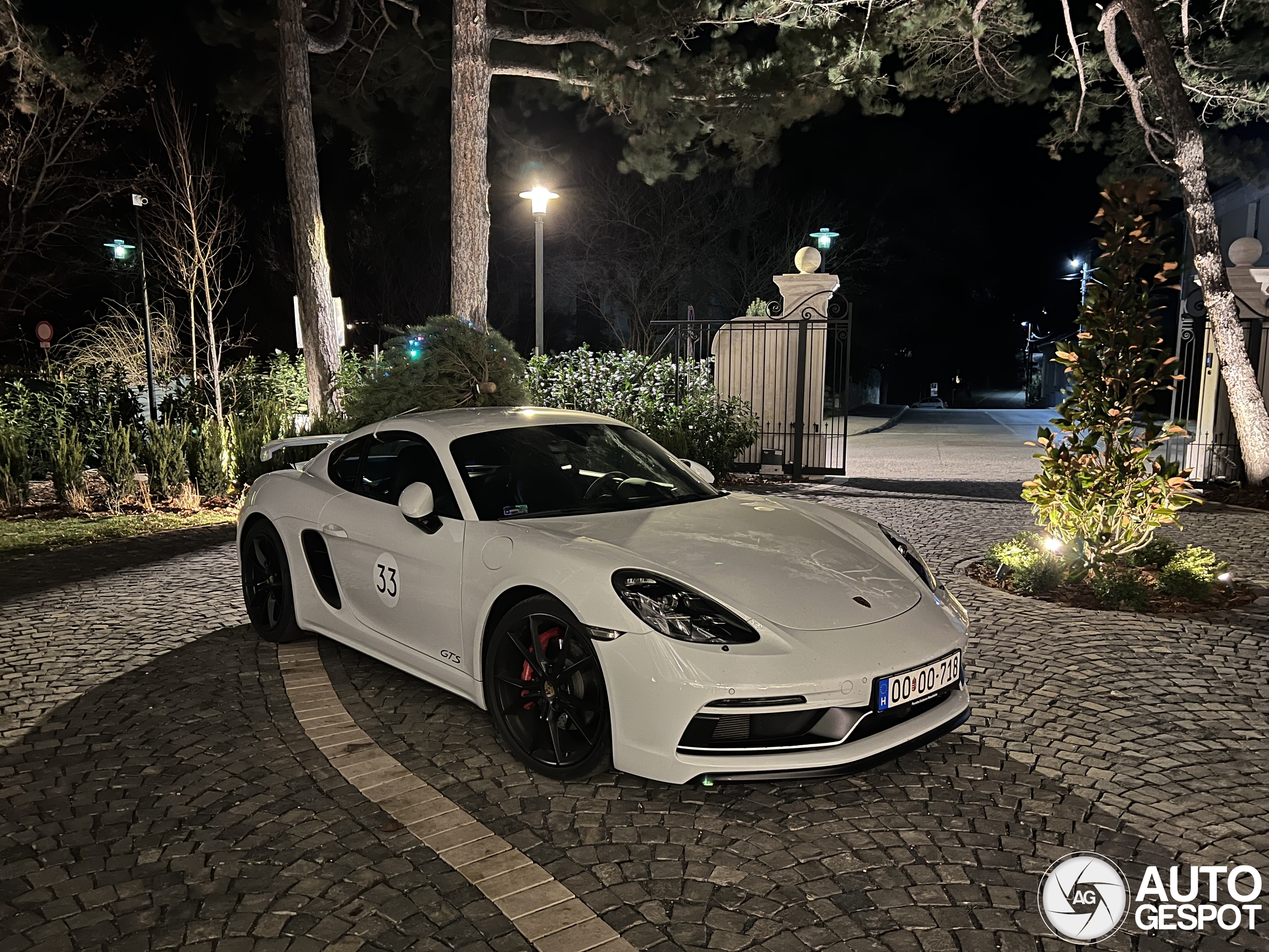 Weihnachtsbaum auf einem Porsche