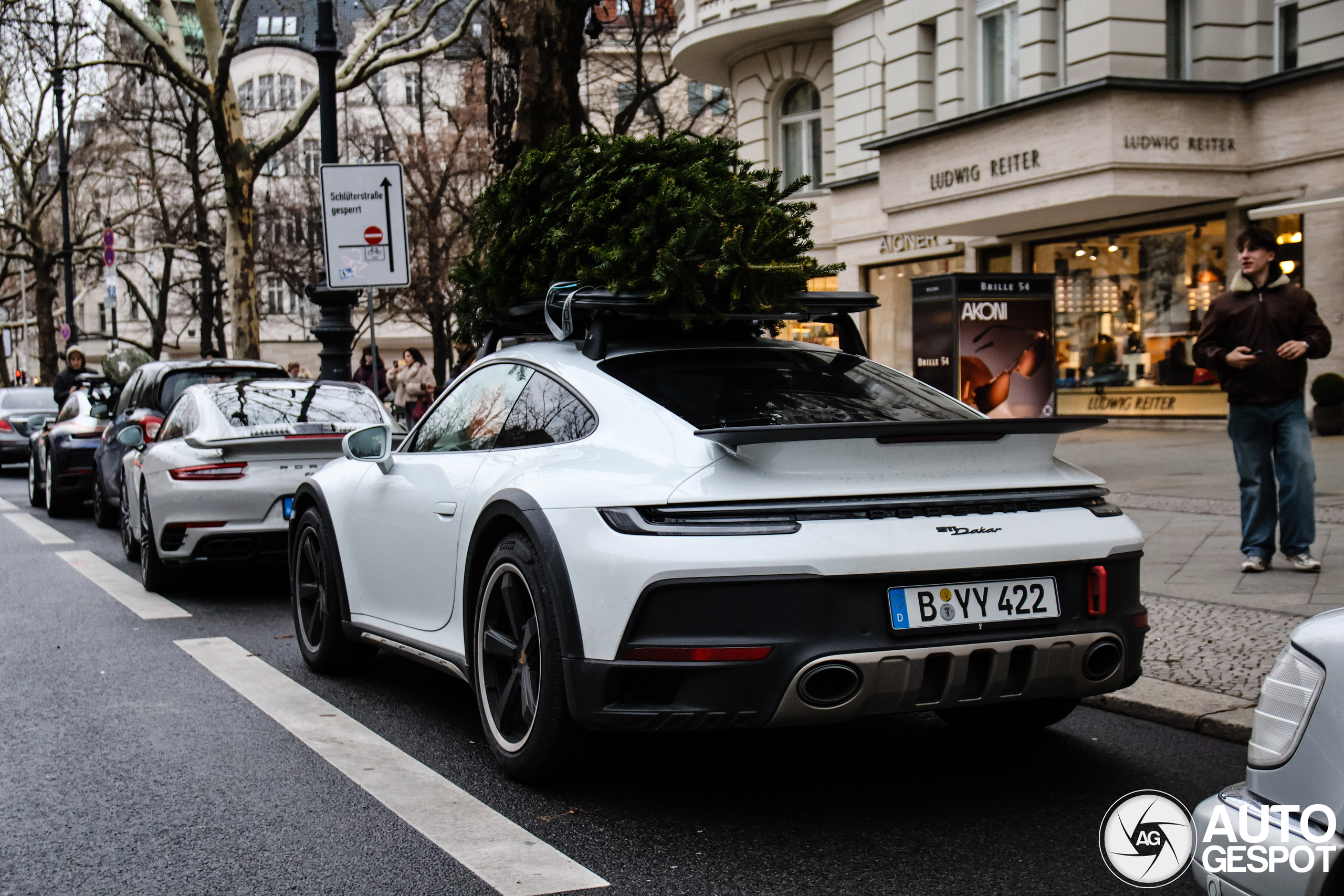 Drie avontuurlijke Porsches met kerstboom gespot