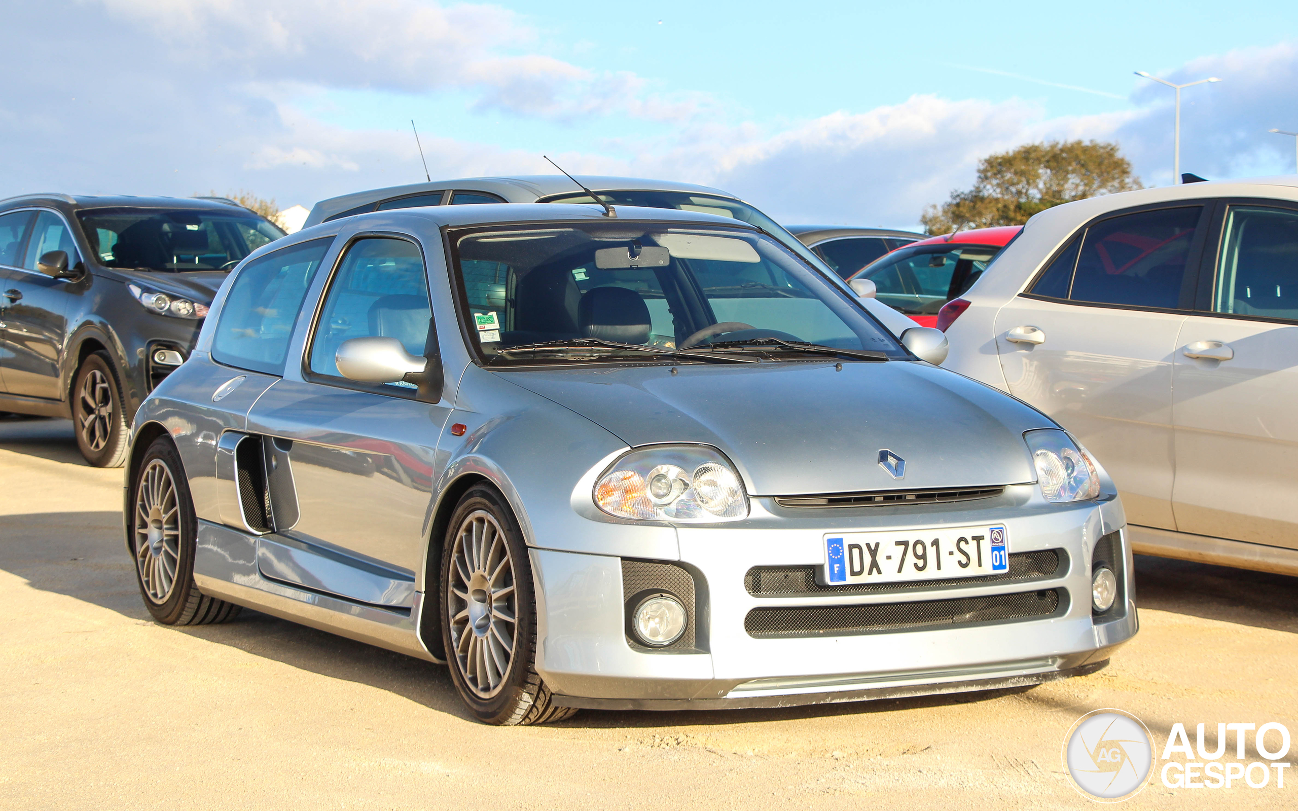 Renault Clio met middenmotor gespot