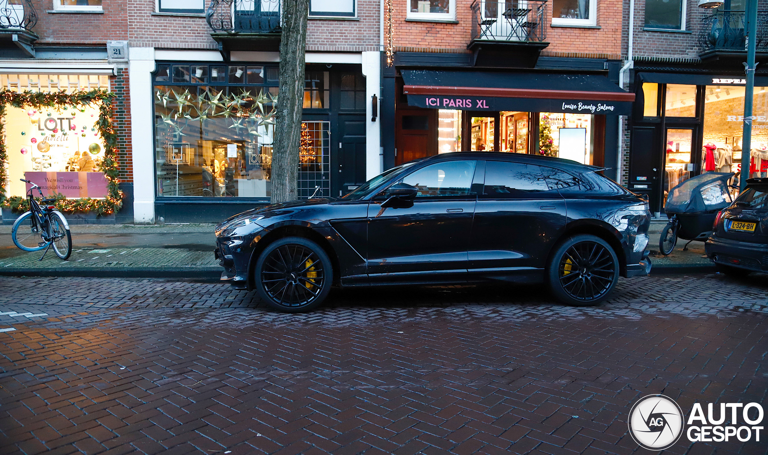 Aston Martin DBX707