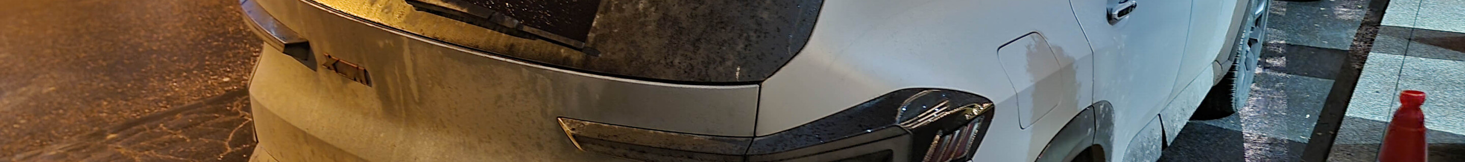 BMW XM G09 Label Red
