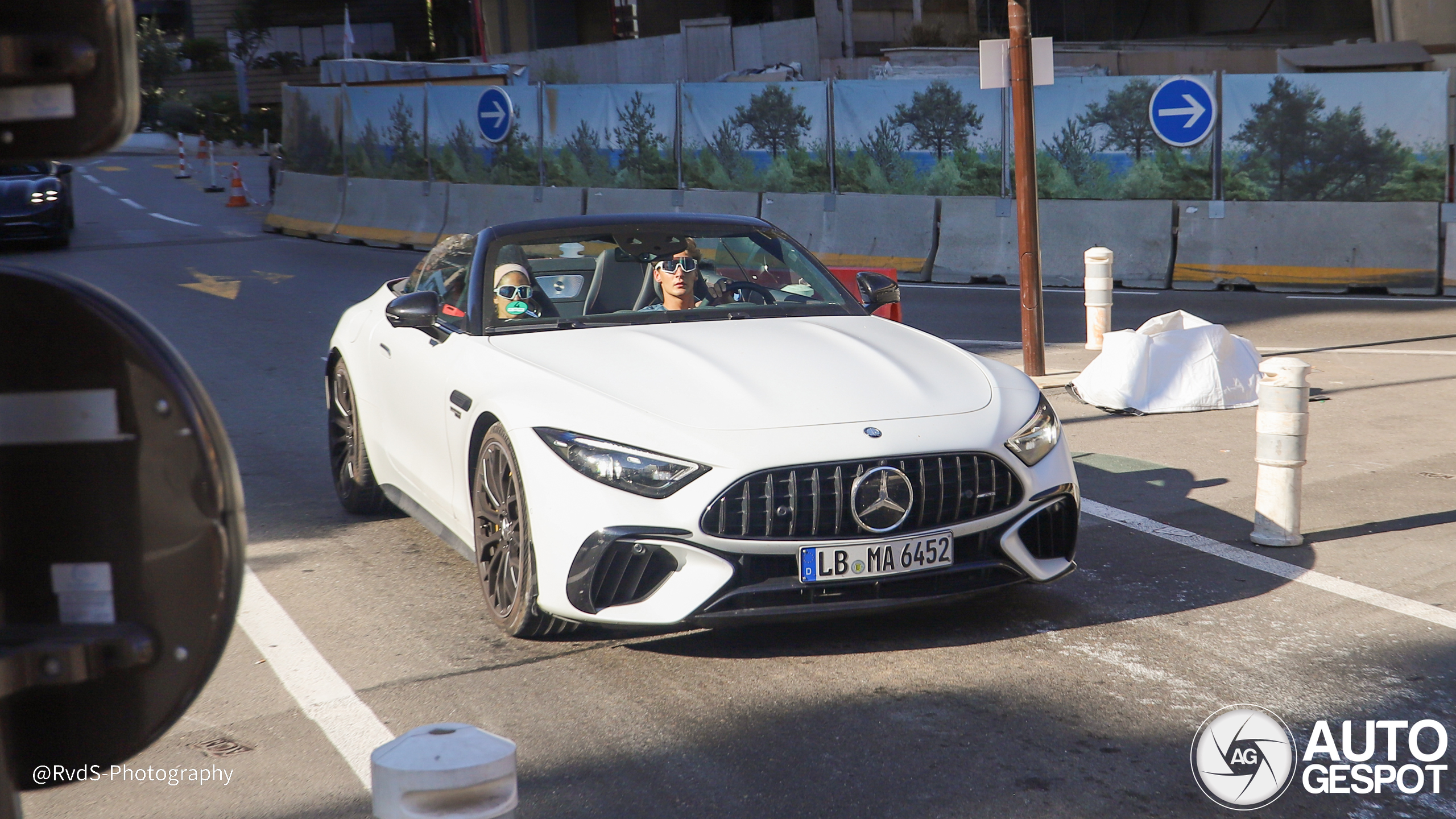 George Russell cruised door de straten van Monaco
