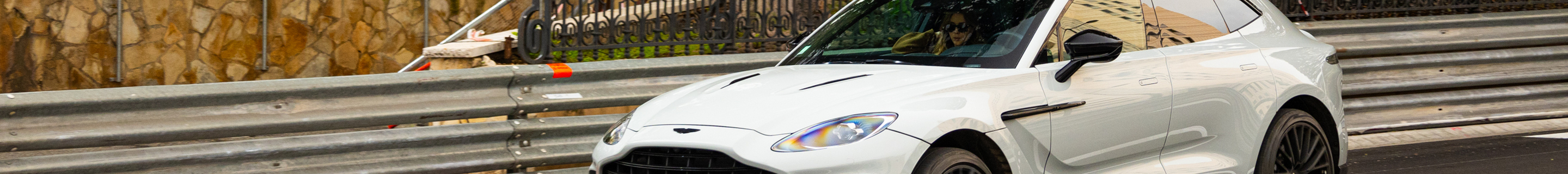 Aston Martin DBX707