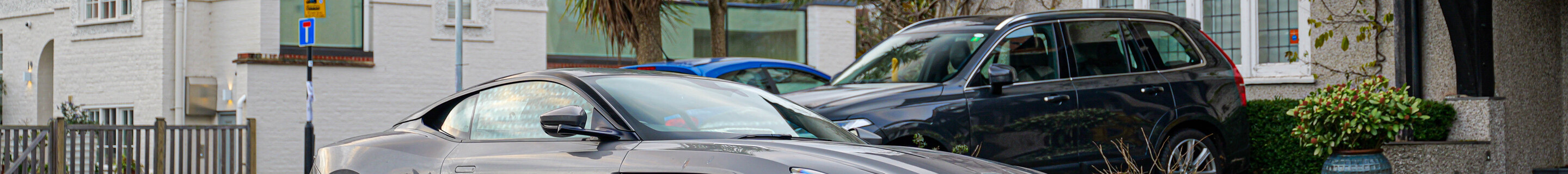 Aston Martin DB11