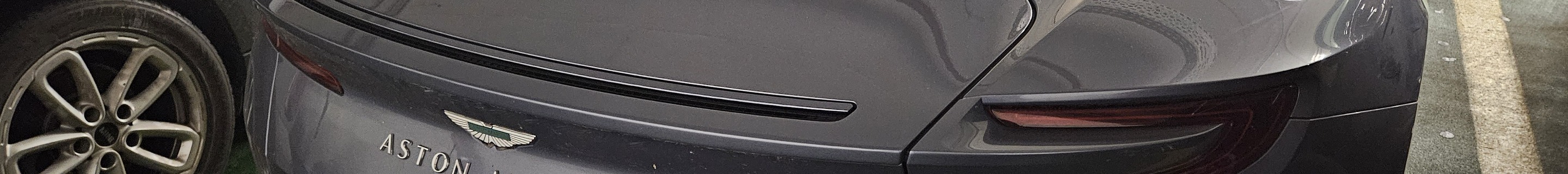 Aston Martin DB12
