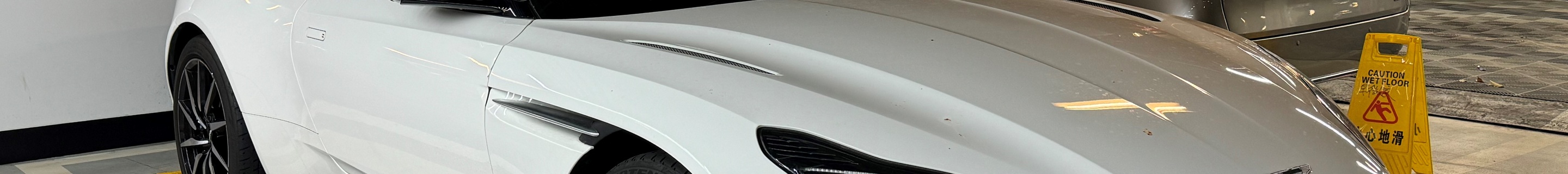 Aston Martin DB11 V8