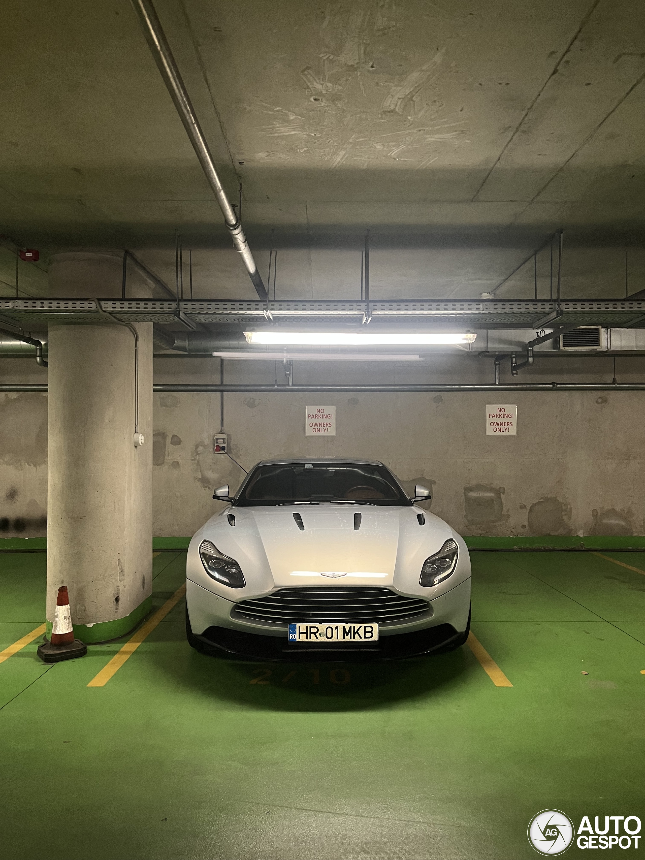Aston Martin DB11
