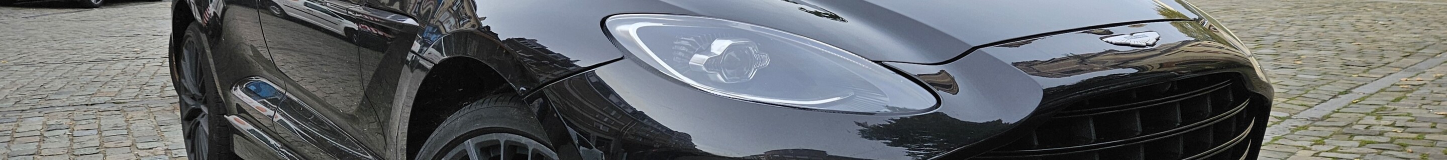 Aston Martin DBX707