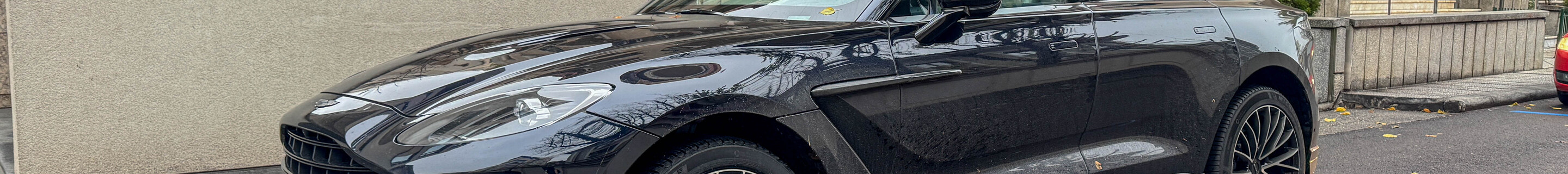 Aston Martin DBX707
