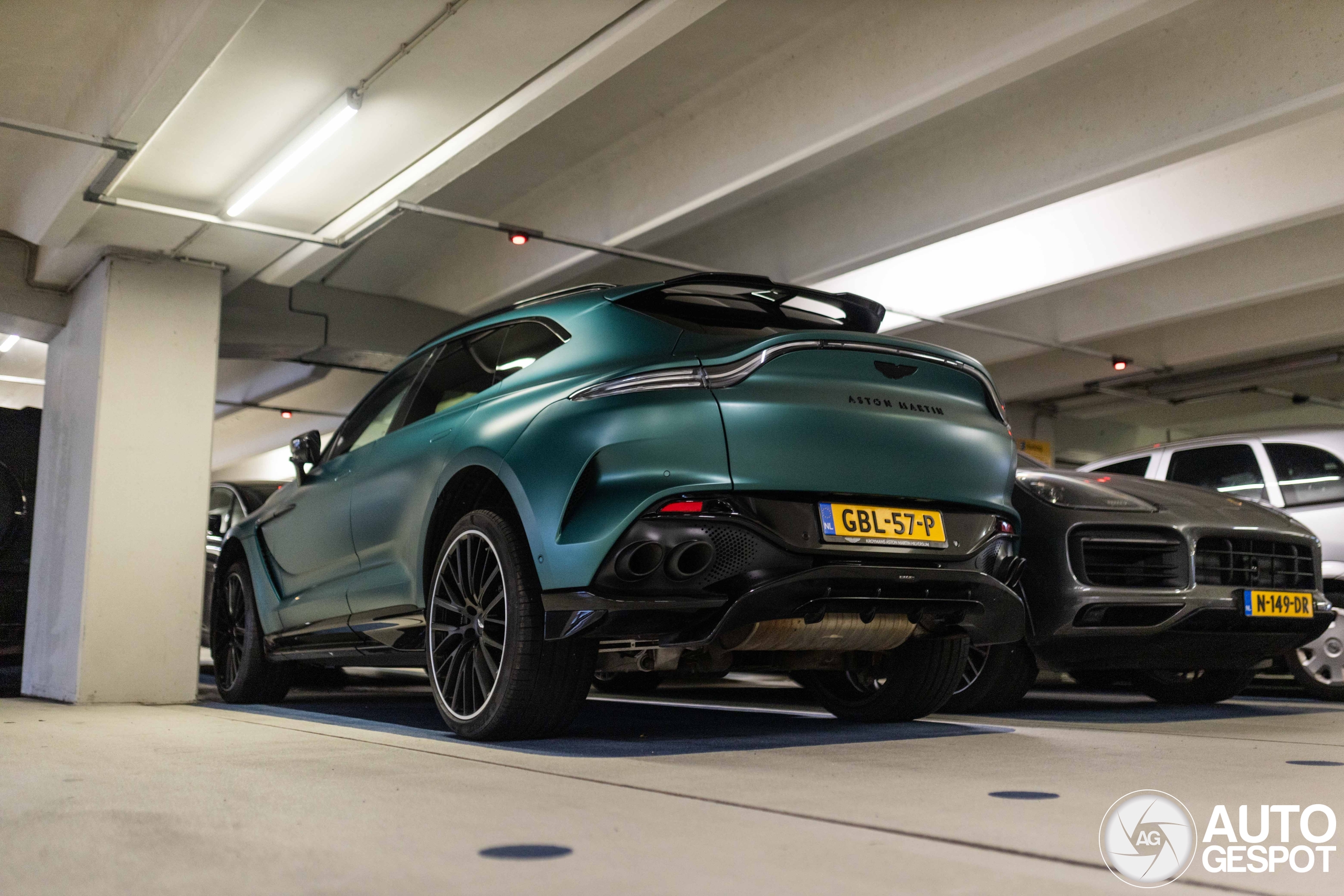 Aston Martin DBX707
