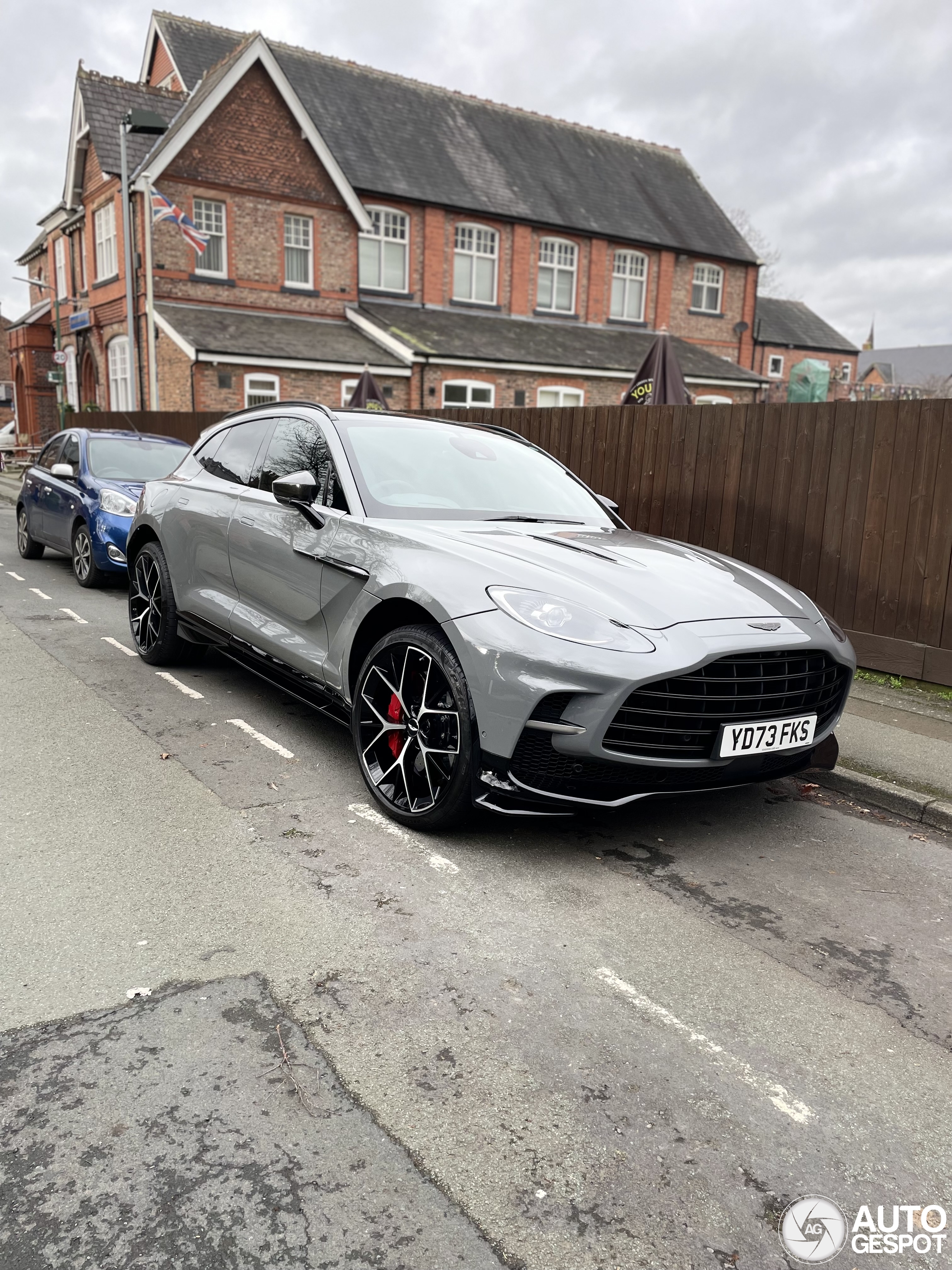 Aston Martin DBX707