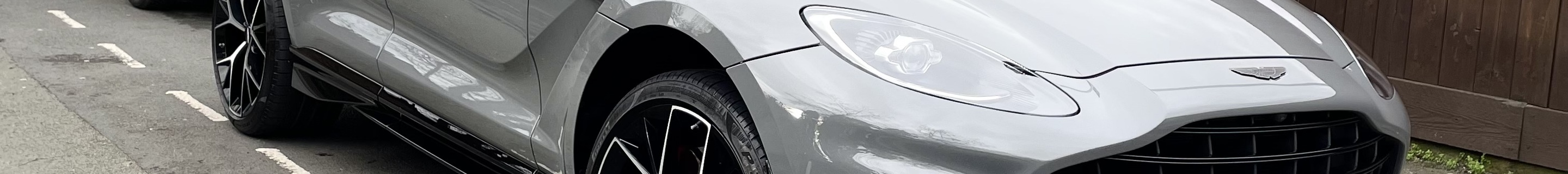 Aston Martin DBX707