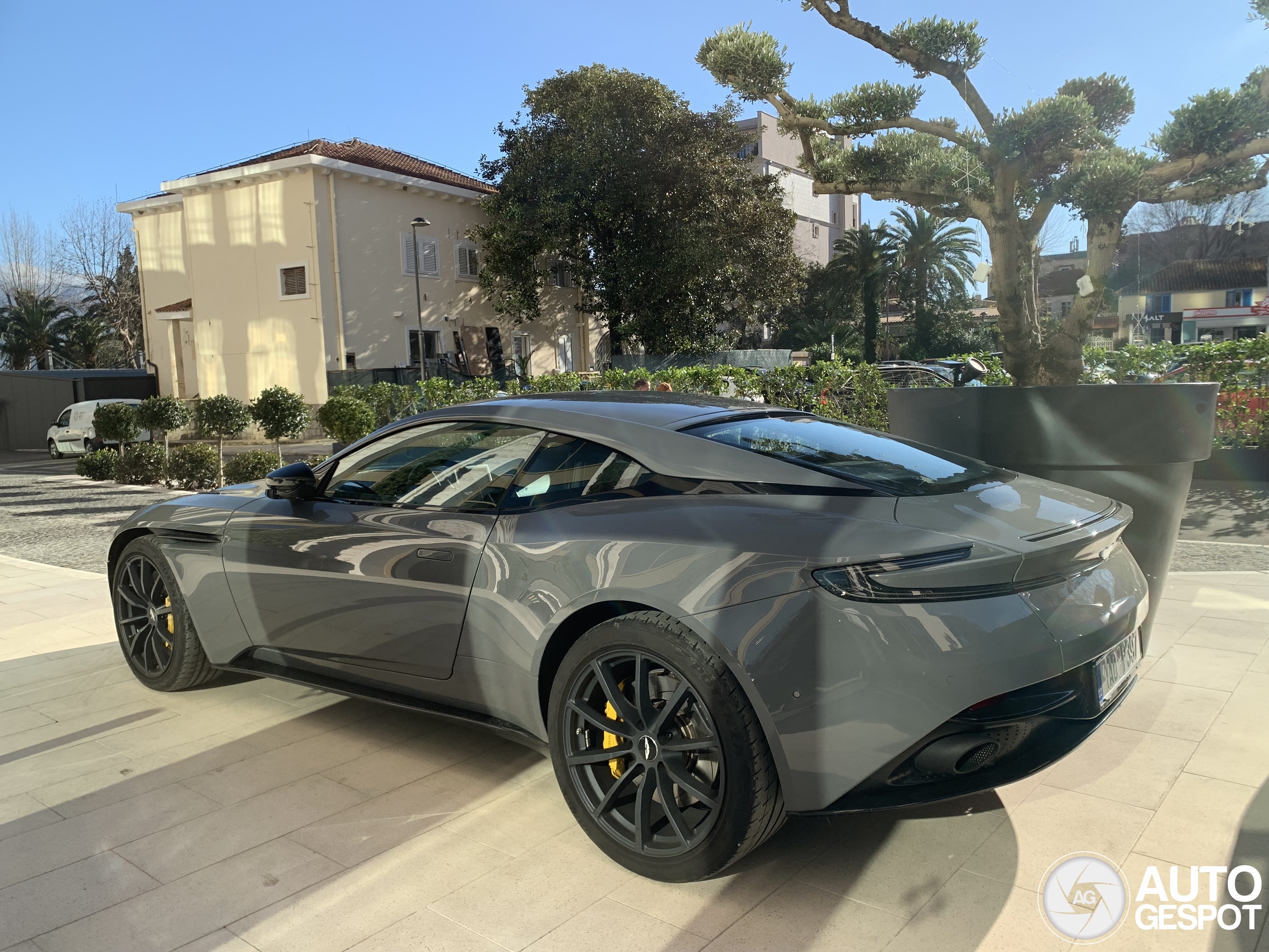 Aston Martin DB11