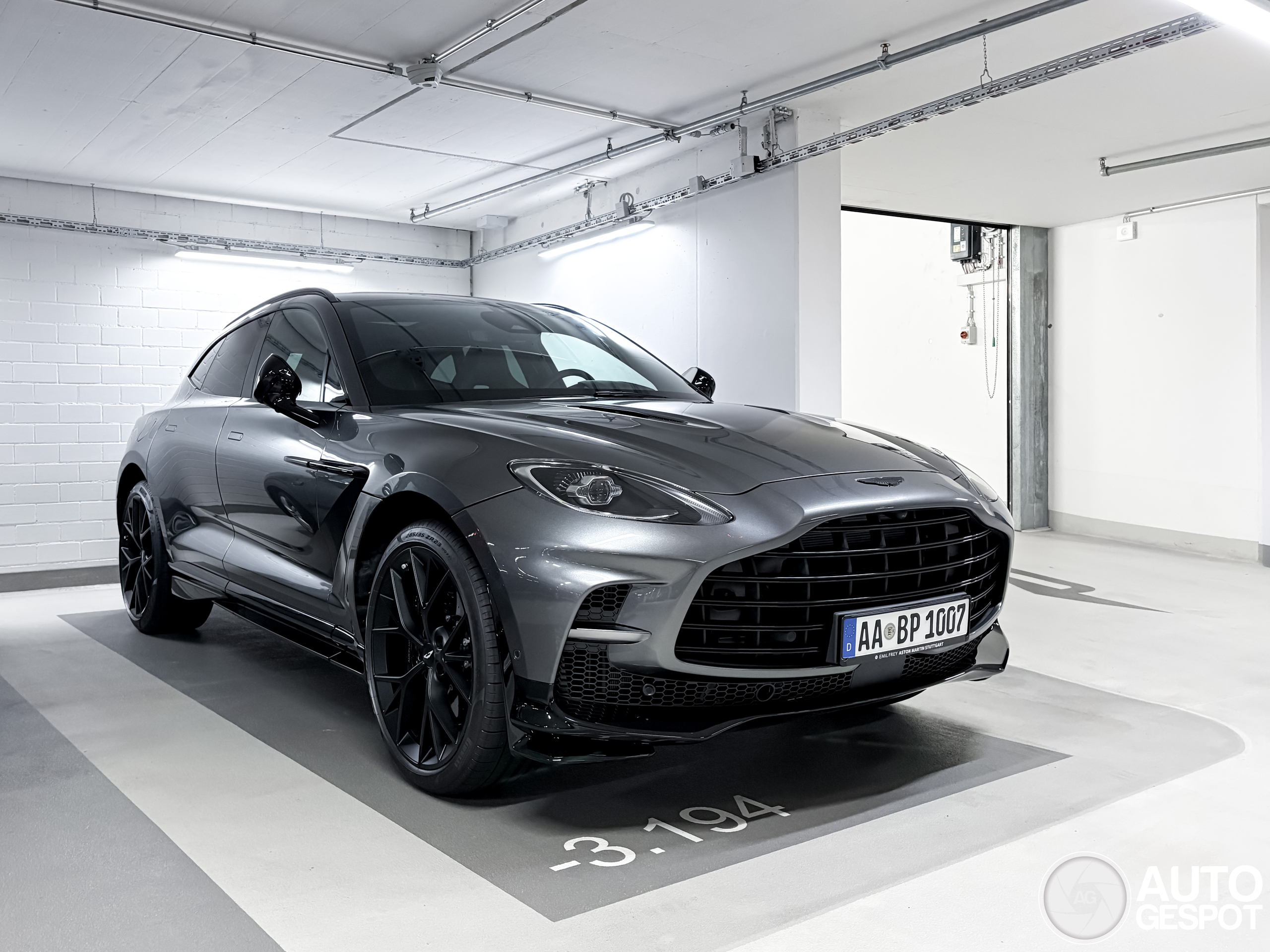 Aston Martin DBX707