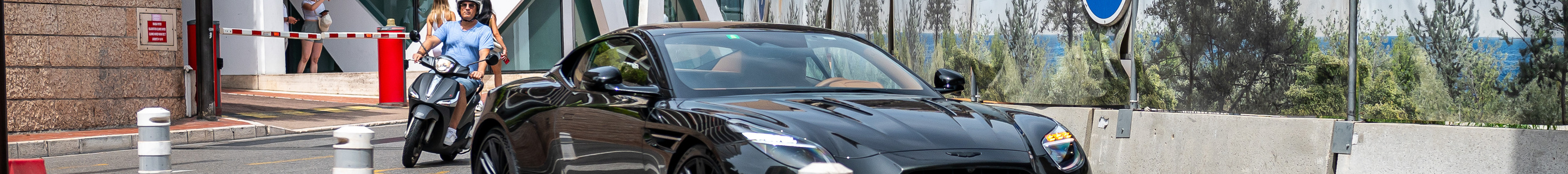 Aston Martin DB12