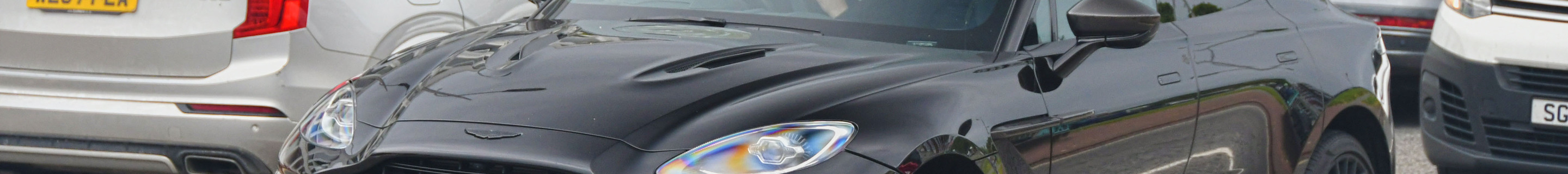 Aston Martin DBX707