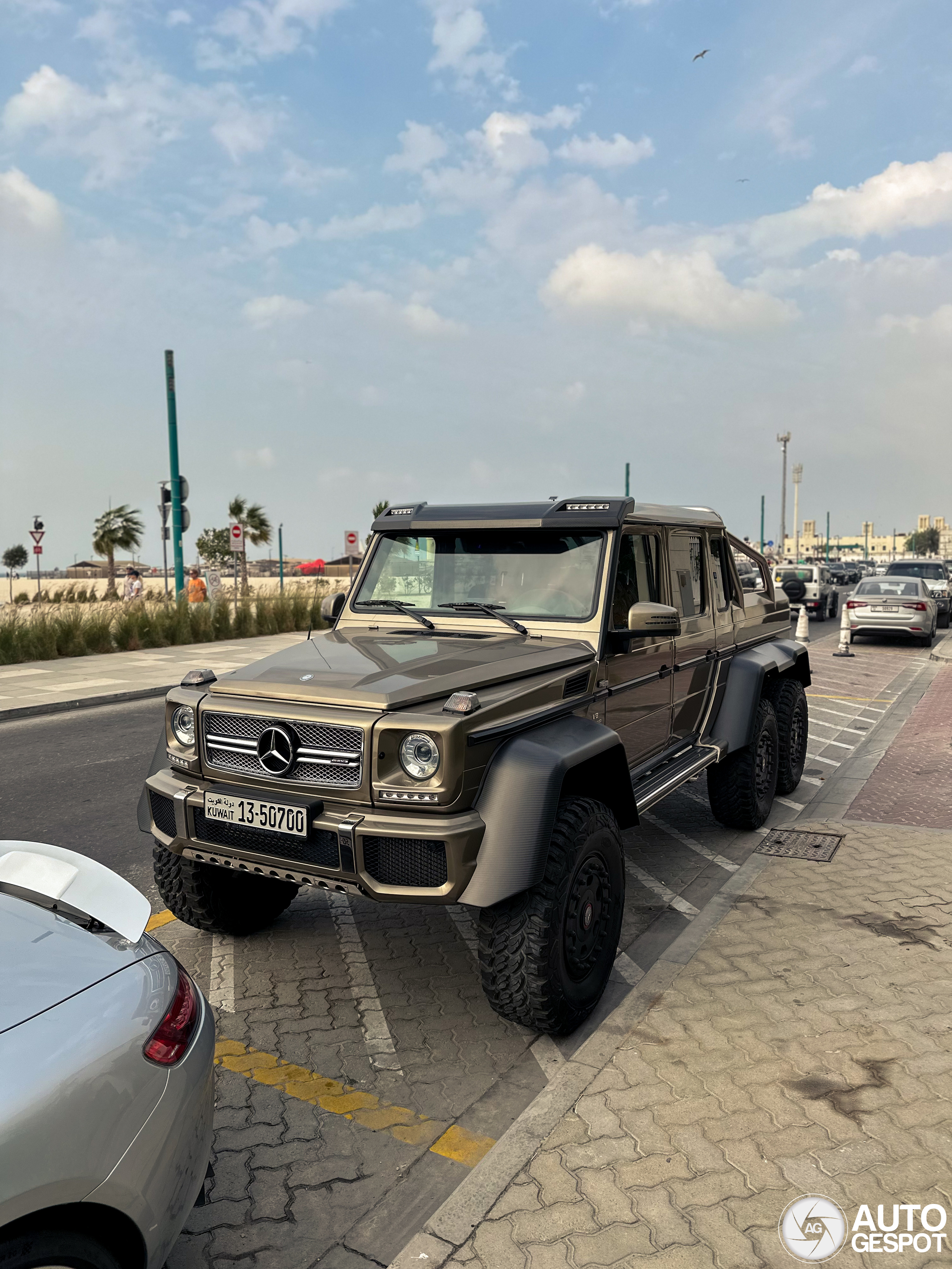 Machtige Mercedes-Benz G 63 AMG 6x6 gespot in Dubai