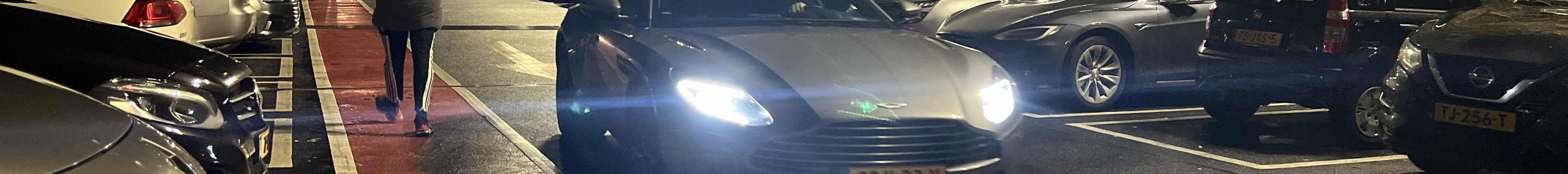 Aston Martin DB11 V8