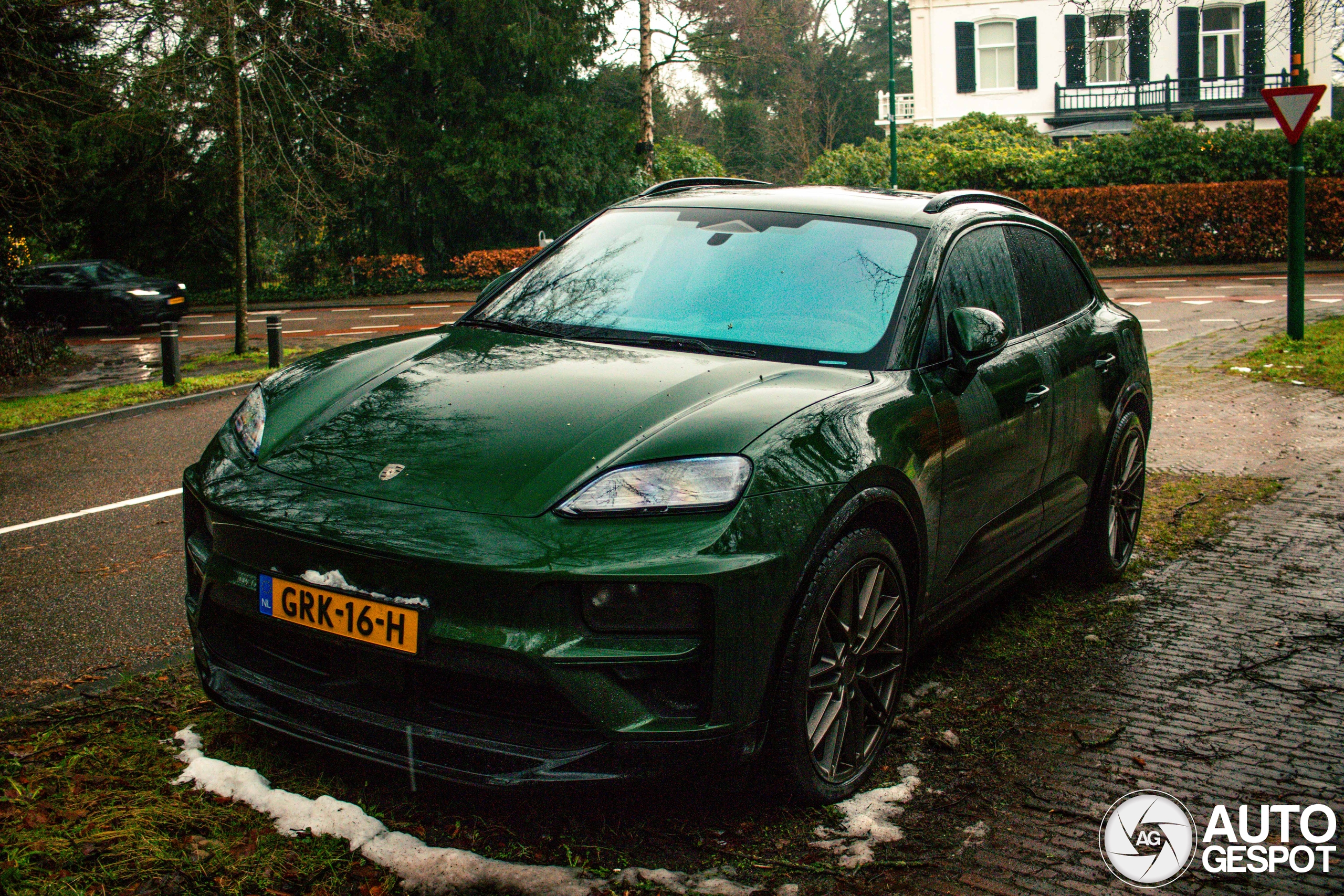 Porsche Macan EV Turbo