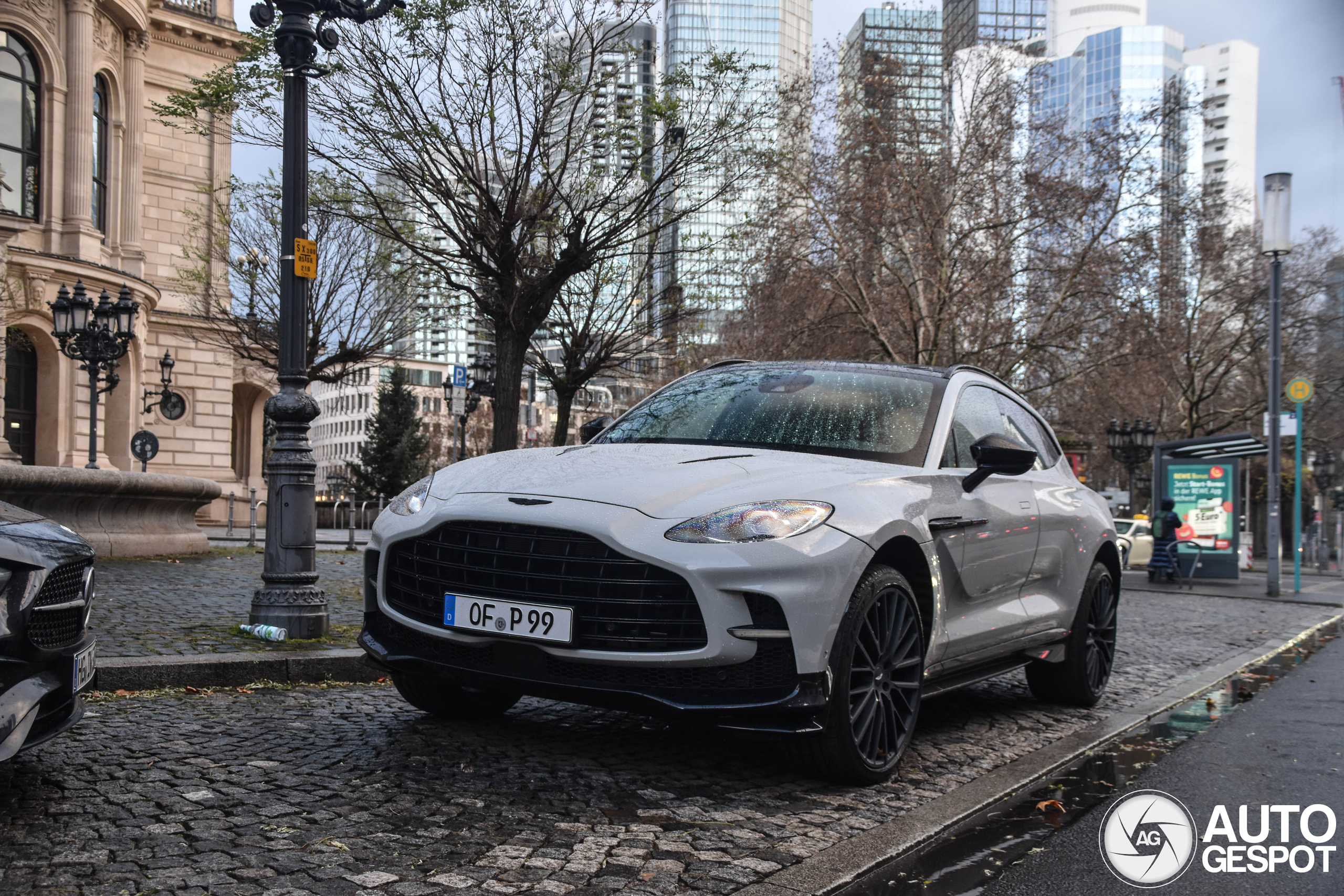 aston-martin-dbx-5de10-