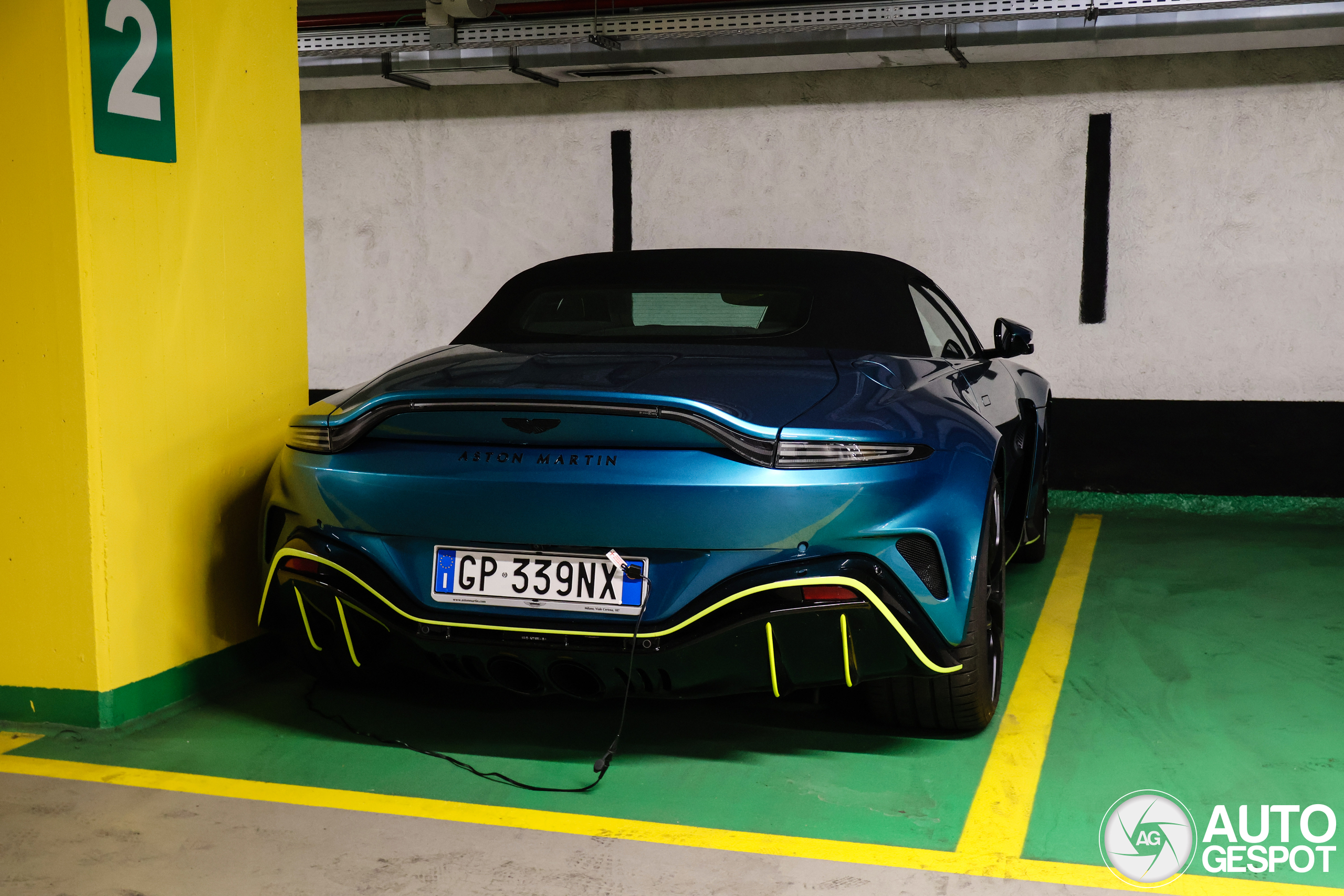 Aston Martin V12 Vantage Roadster 2023