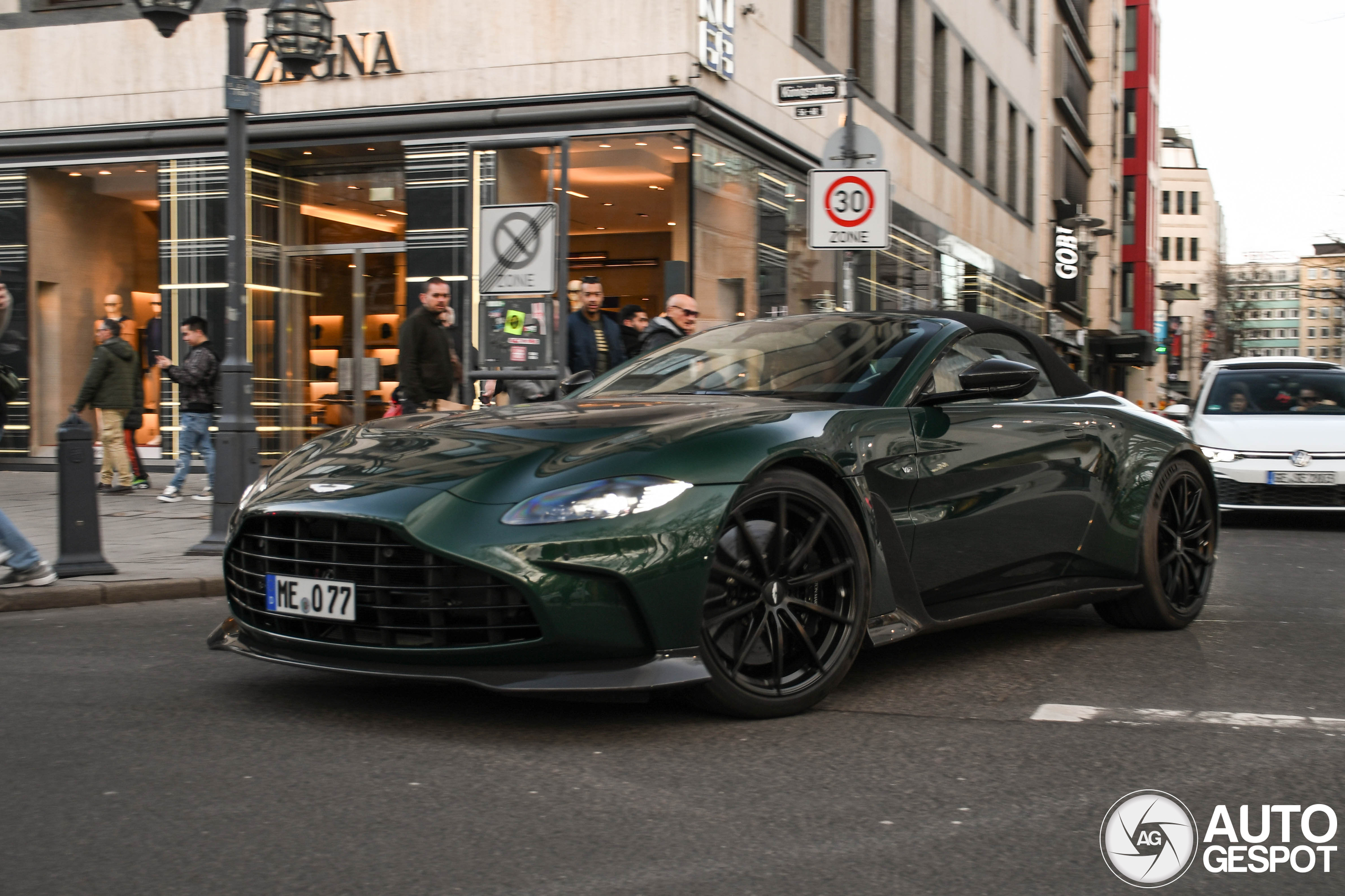 Aston Martin V12 Vantage Roadster 2023