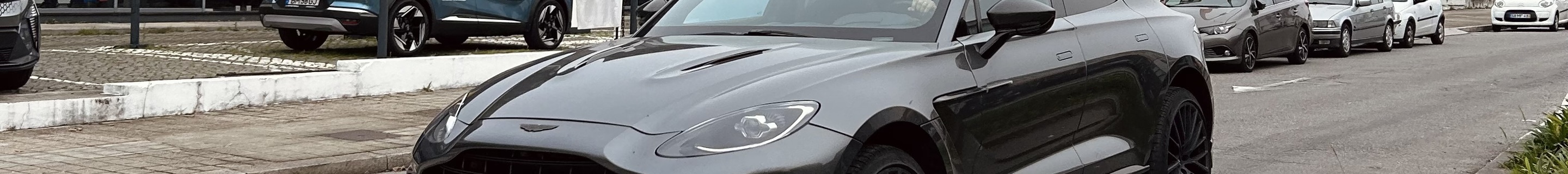 Aston Martin DBX707