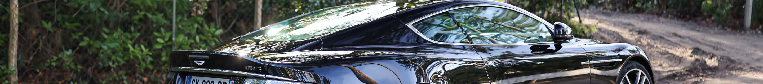 Aston Martin DBS Carbon Black Edition