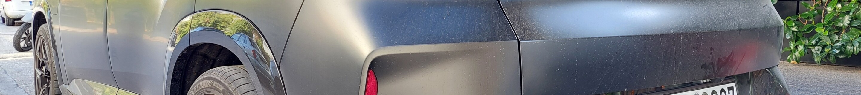 BMW XM G09 Label Red