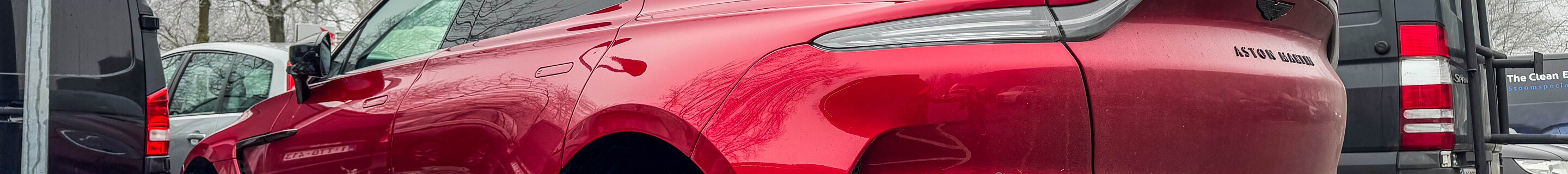Aston Martin DBX707